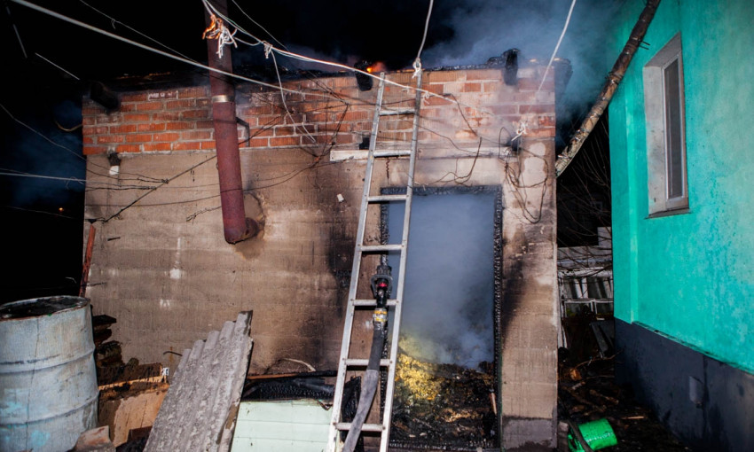ЧП в Днепре: пожарные тушили горевшую баню
