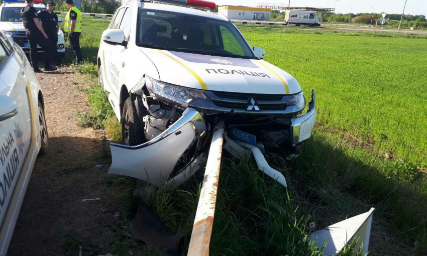 ДТП в Днепре: на дороге полицейский Mitsubishi Outlander врезался в отбойник