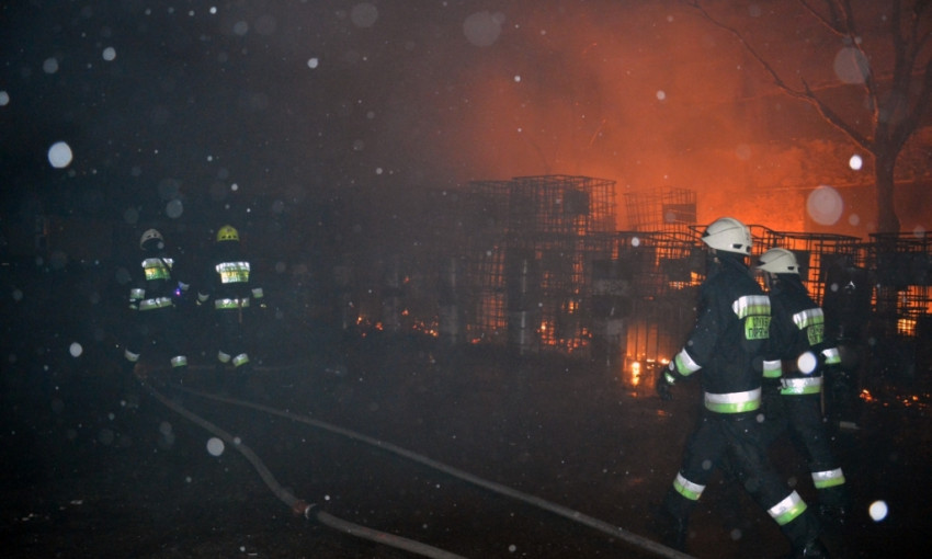 Пожар в Днепре: сотрудники ГСЧС тушили грузовики на территории АТП