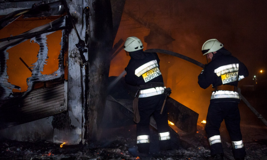 Пожар в Днепре: спасатели тушили магазин на улице Янтарной
