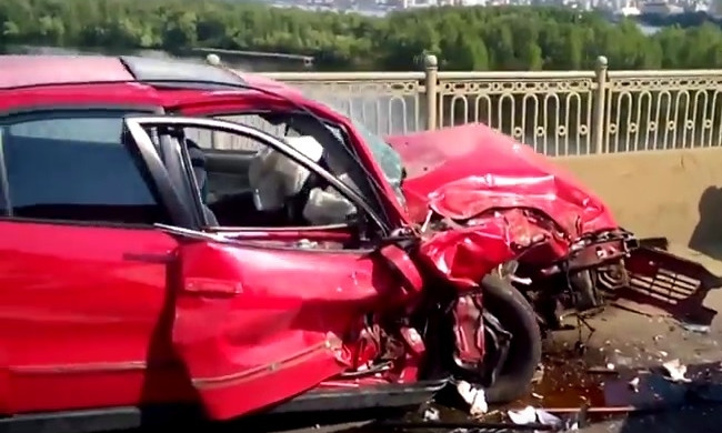 Авария на мосту в Днепре: столкнулись два авто