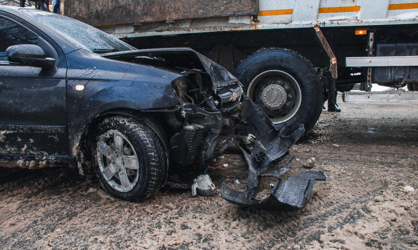 ДТП в Днепре: снегоуборочная машина ударила два автомобиля