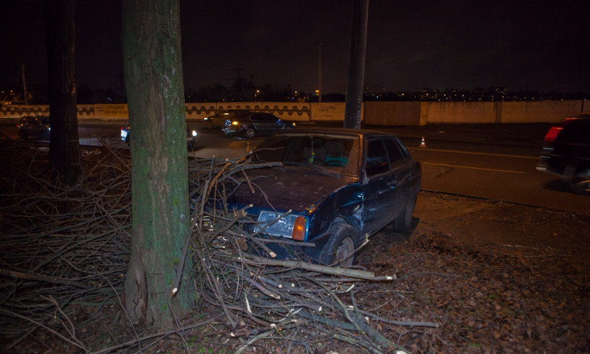 ДТП в Днепре: автомобиль ВАЗ врезался в Skoda