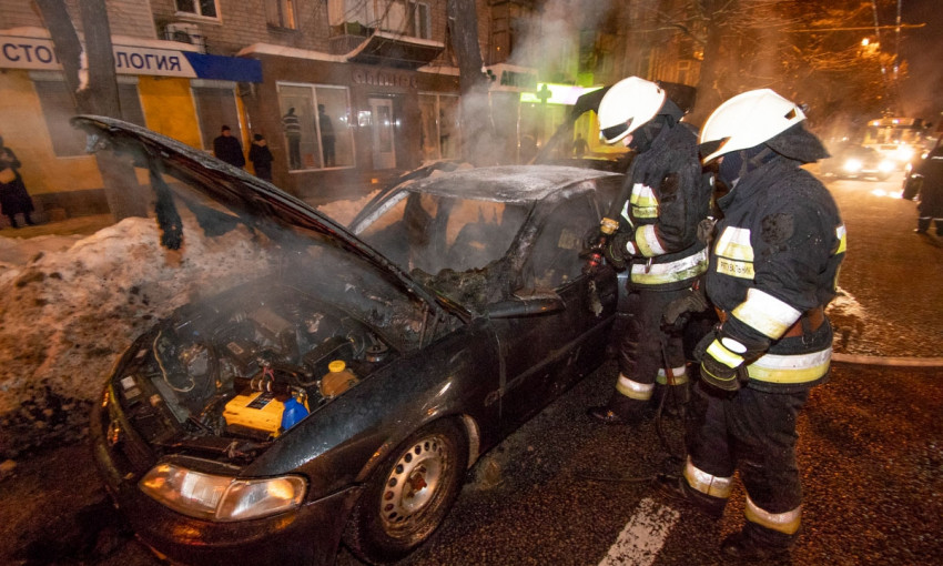Пожар в Днепре: сотрудники ГСЧС тушили автомобиль Opel