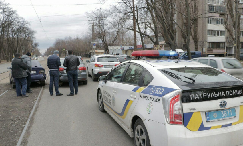 ДТП в Днепре: на проспекте Богдана Хмельницкого столкнулись три авто