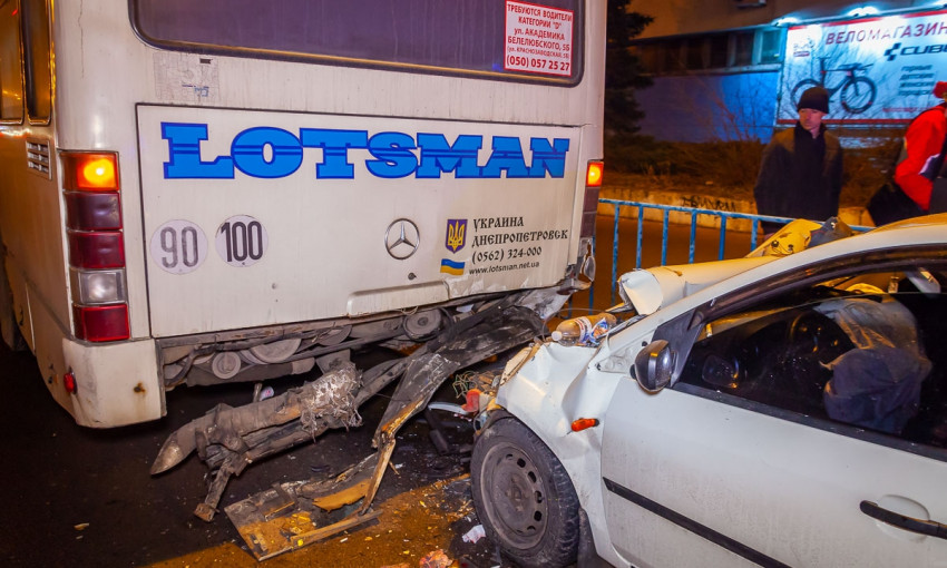 ДТП в Днепре: автомобиль столкнулся с пассажирским автобусом