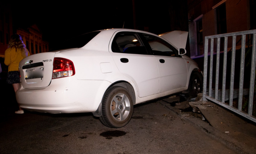 ДТП в Днепре: авто врезалось в ограждение 