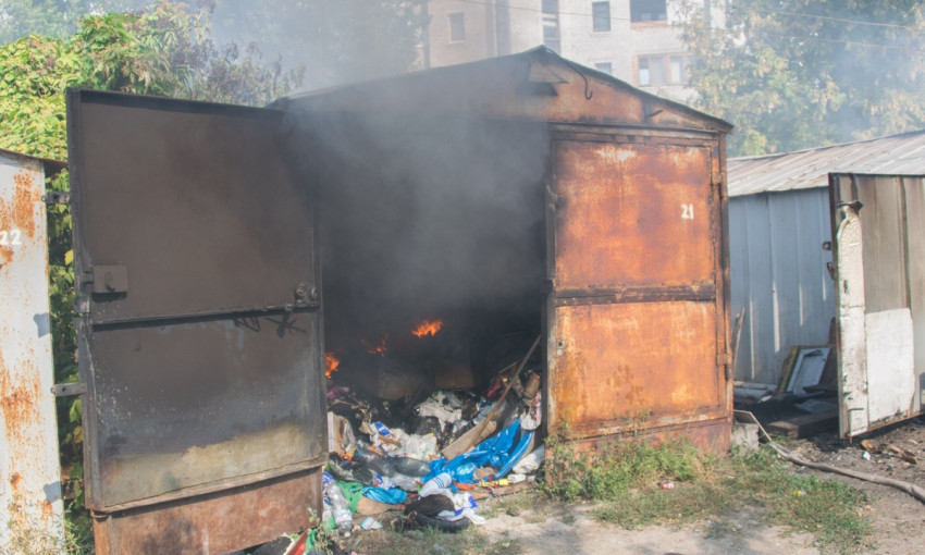 Пожар в Днепре: сотрудники ГСЧС тушили гаражи 