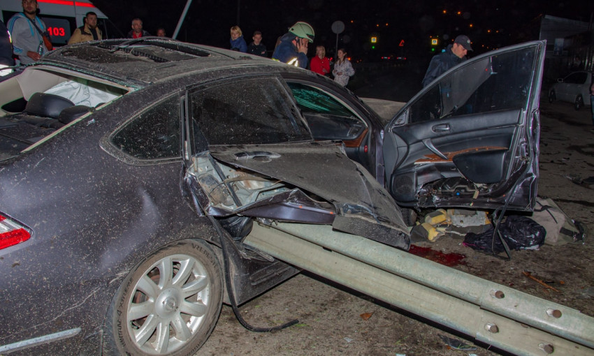 ДТП в Подгородном: автомобиль протаранил отбойник 