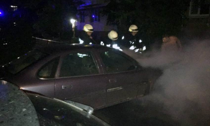 Пожар в Днепре: сотрудники ГСЧС тушили автомобиль