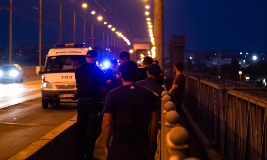 ЧП в Днепре: мужчина пытался спрыгнуть с Амурского моста
