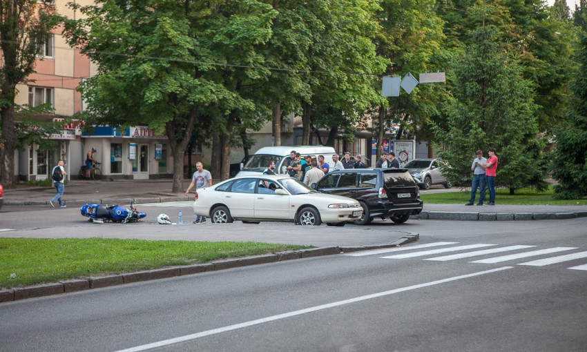 ДТП в Днепре: автомобиль столкнулся с мотоциклом 