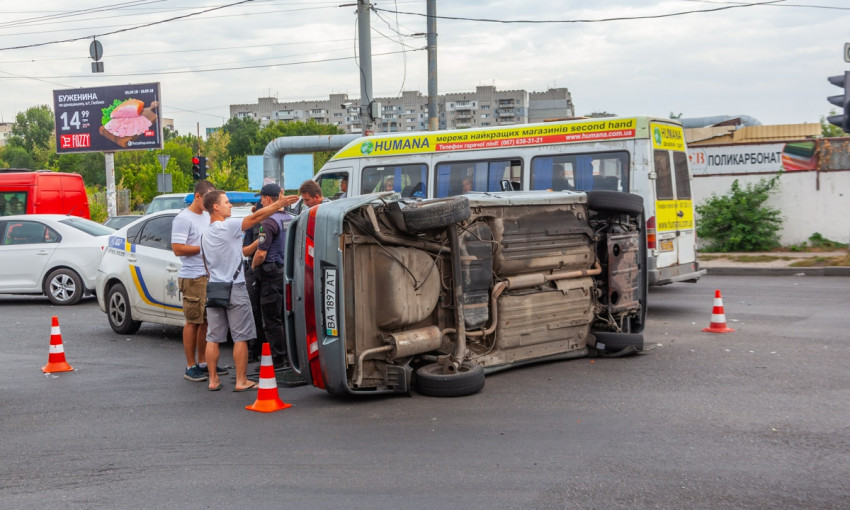 ДТП в Днепре: на Янтарной перевернулся автомобиль