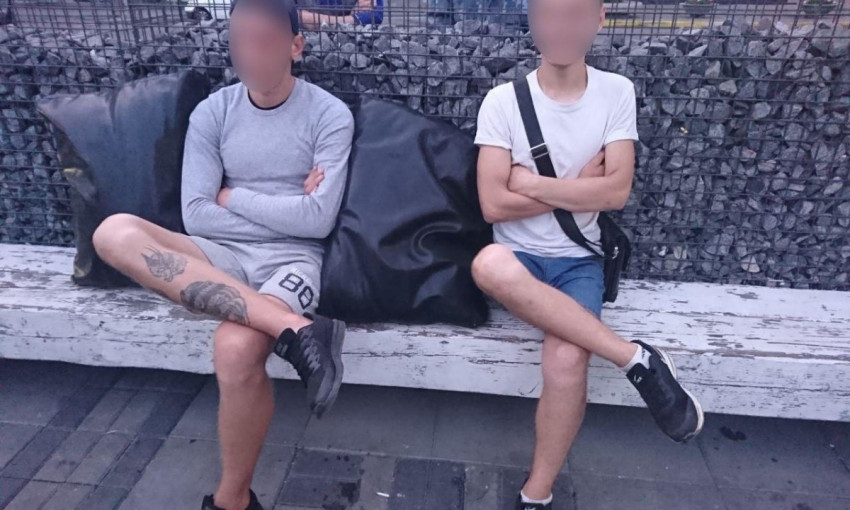 В Днепре двое парней похитили подушки из ТЦ «Кубометр»