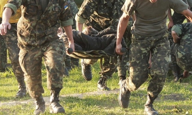 В Днепр военным вертолетом доставили раненых бойцов 