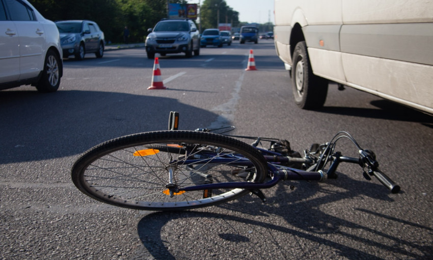 ДТП в Днепре: автомобиль сбил пожилого велосипедиста
