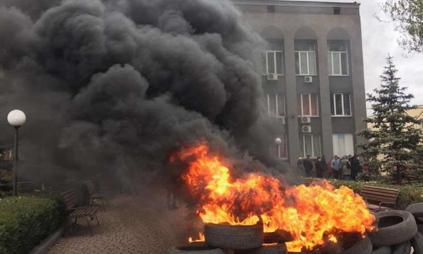 Митинг на Днепропетровщине: недовольные горожане подожгли шины