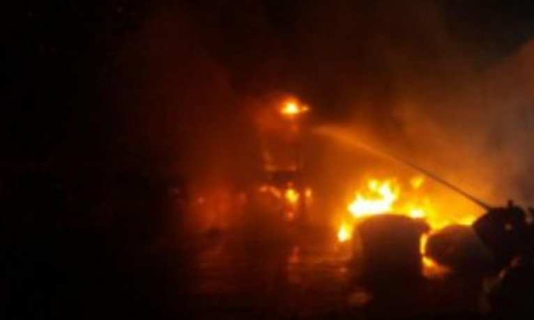 Пожар на Днепропетровщине: сотрудники ГСЧС тушили фуры