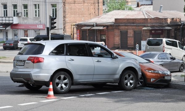 ДТП в Днепре: на перекрестке столкнулись два авто 