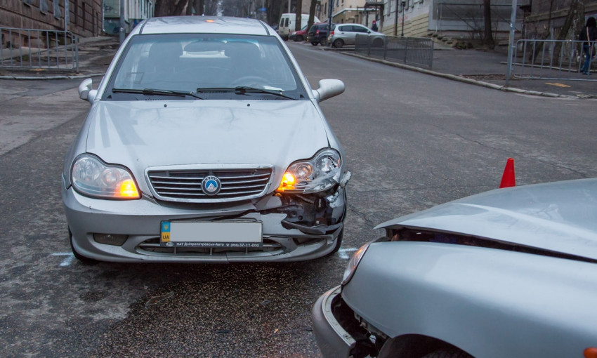 ДТП в Днепре: на перекрестке столкнулись два автомобиля