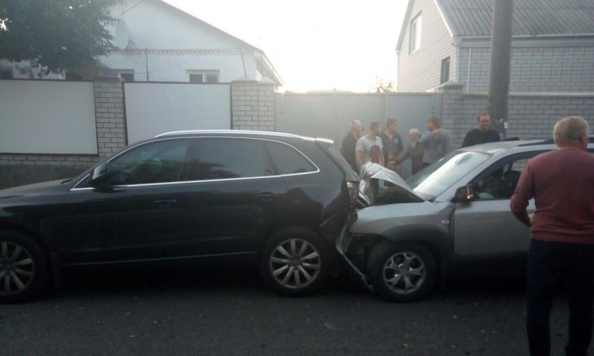 ДТП в Днепре: на улице Панаса Мирного Hyundai врезался в Audi