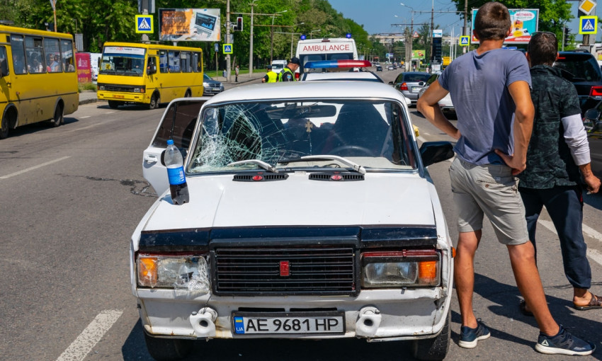 ДТП в Днепре: на Запорожском шоссе ВАЗ сбил женщину