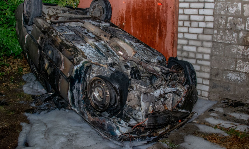 ДТП в Днепре: авто врезалось в бетонные блоки 