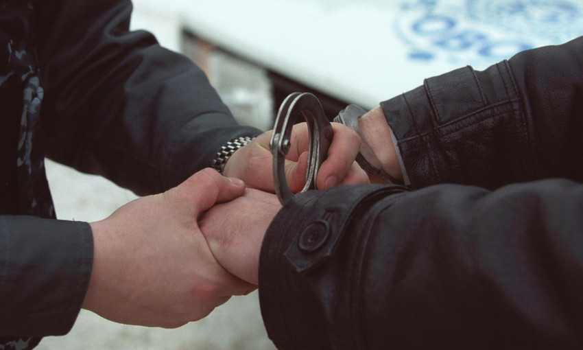 Житель Днепропетровщины ограбил и избил школьника 