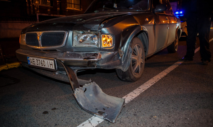 ДТП в Днепре: на Троицкой площади столкнулись два авто