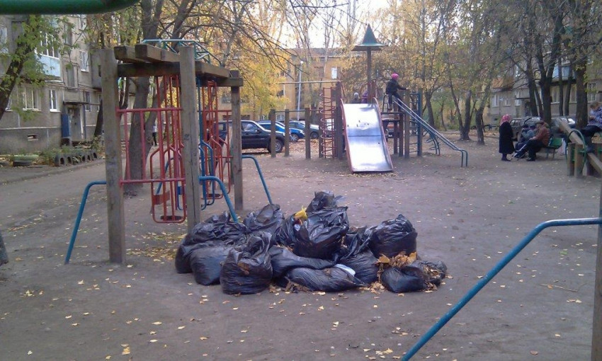 В Днепре детскую площадку превратили в стихийную мусорную свалку