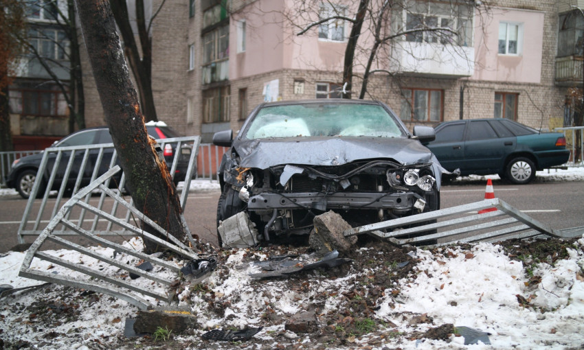 ДТП в Днепре: автомобиль врезался в ограждение 