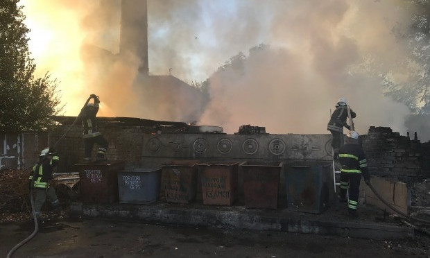 Пожар на Днепропетровщине: сотрудники ГСЧС тушили неэксплуатируемое сооружение