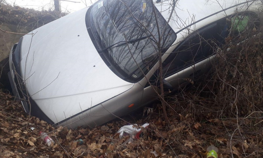 ДТП под Днепром: автомобиль вылетел в кювет 