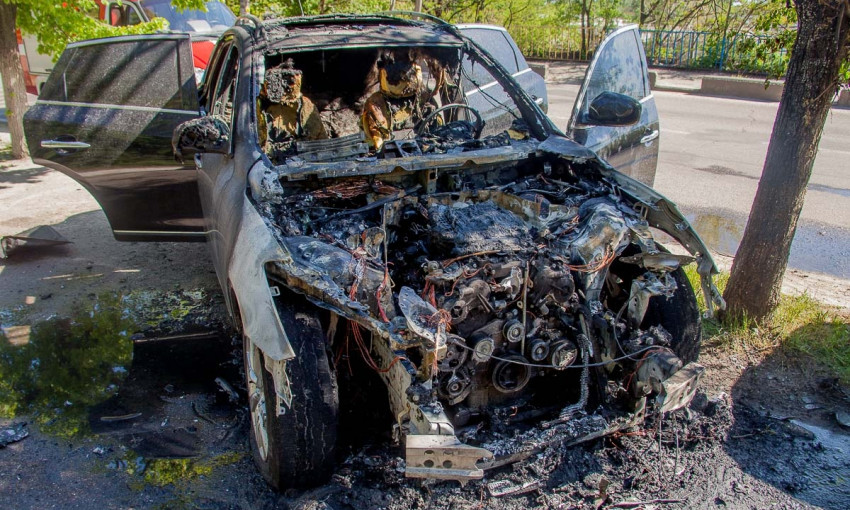 ЧП в Днепре: неизвестные подожгли автомобиль 