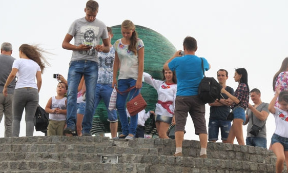 Жители Днепра устроили фотосессию перед Шаром Любви 