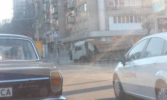 ДТП в Днепре: грузовик застрял в тротуаре 