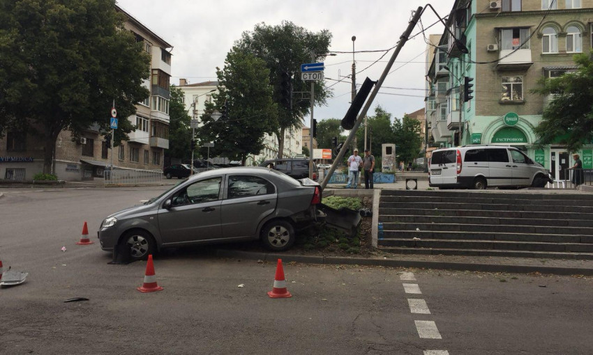 ДТП в Днепре: на перекрестке столкнулись два авто