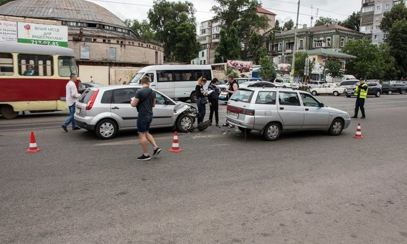 ДТП в Днепре: возле "Озерки" столкнулись два авто 