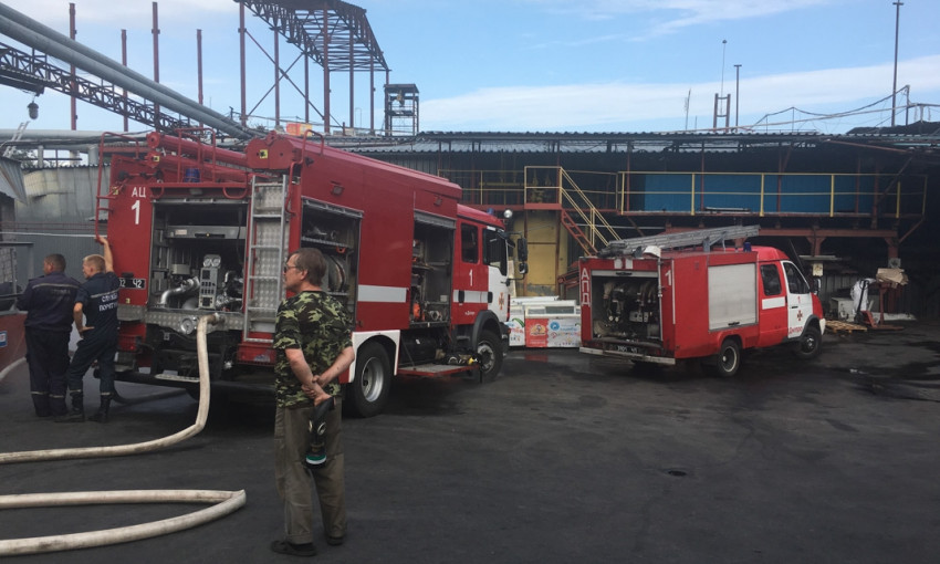Пожар в Днепре: сотрудники ГСЧС тушили завод