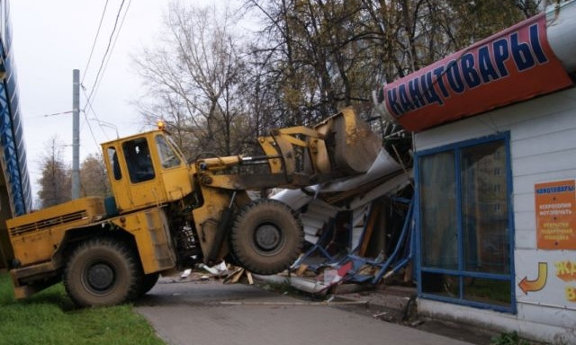 В Днепропетровске сносят незаконные киоски (ФОТООТЧЕТ)