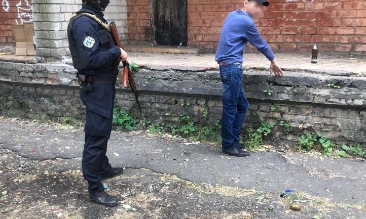 На Днепропетровщине полиция задержала мужчину с пивом и гранатой 
