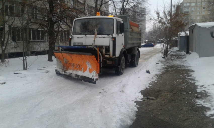 В Днепре дороги расчищают от снежных заносов 