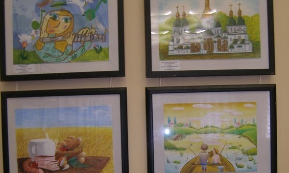 В Днепре проходит выставка детской живописи 
