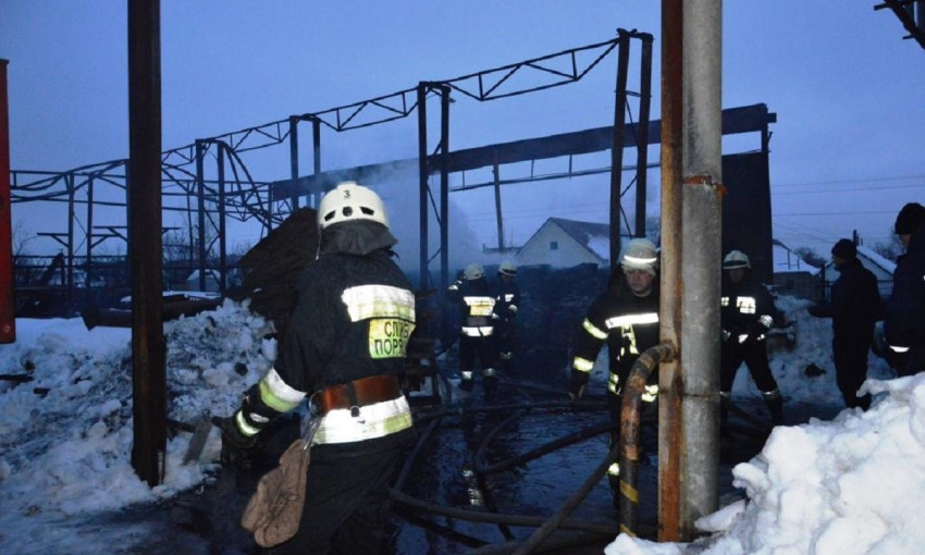 Пожар в Днепре: сотрудники ГСЧС тушили склад с картоном 