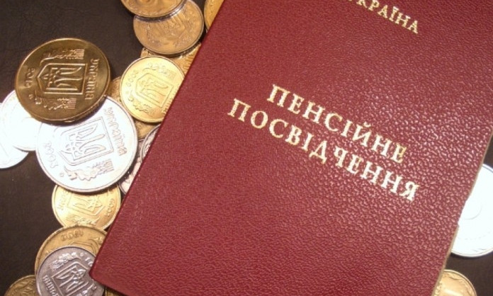 Житель Днепропетровщины вклеил свое фото в чужие документы