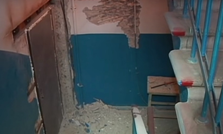 Ремонт по-днепровски: горожанин ломает несущие стены 
