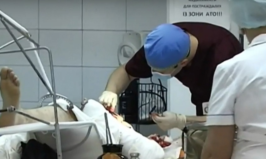 В Днепре врачи Мечникова спасают бойца с осколочным ранением