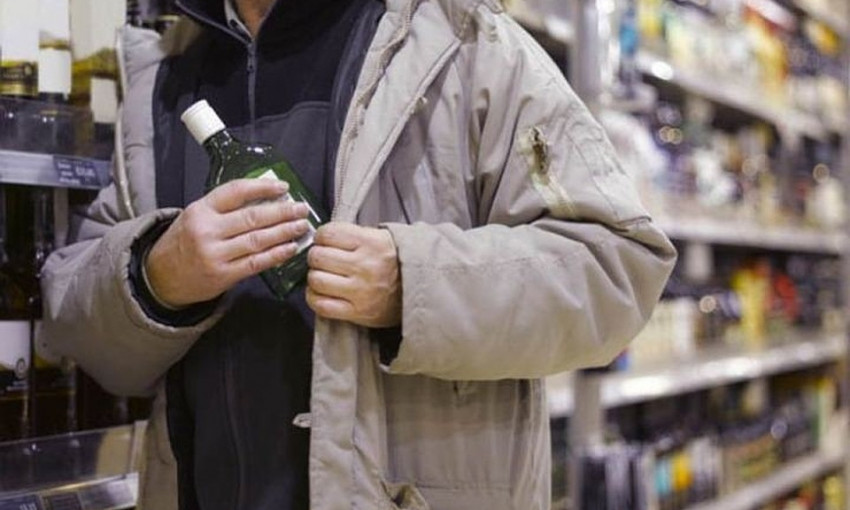 Житель Днепропетровщины воровал алкоголь в магазине "АТБ"