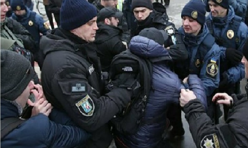 На Днепропетровщине пьяные мужчины подрались с полицейскими 