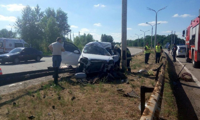 ДТП под Днепром: автомобиль врезался в отбойник 